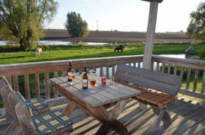 Gemütliches Holzhaus auf einer Ferienanlage im Western-Style